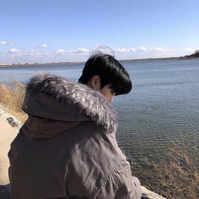 qq头像男生背影，男生背影头像（生疏孤独的男生背影微信头像）