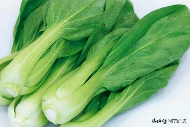 油锅起火应该使用什么方法扑灭，油锅起火正确的扑救方法（14岁女孩教科书操作瞬间化解）