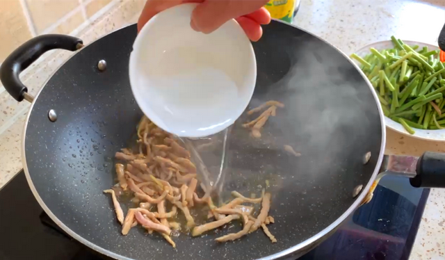 蒜苔怎么炒，蒜苔怎么腌制好吃又脆（有人过油有人过水）