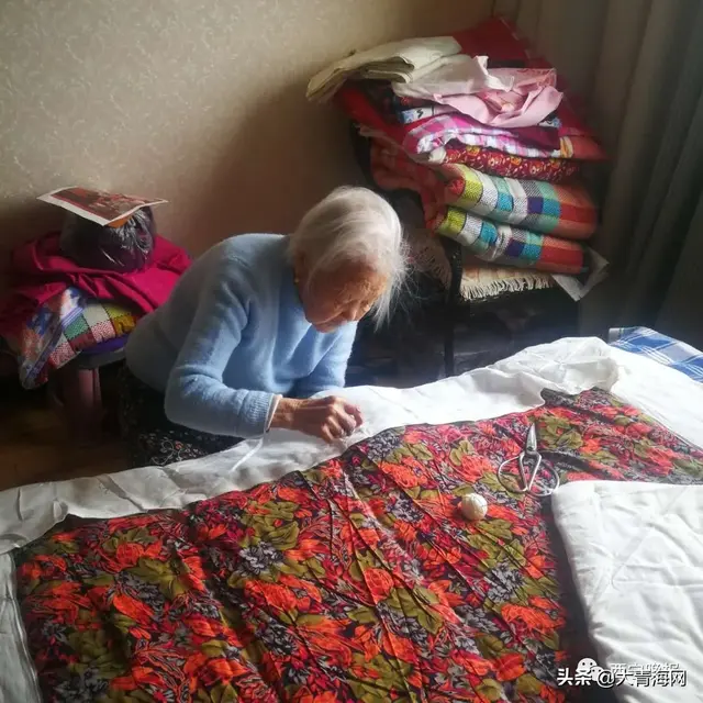 71岁儿子给97岁妈妈包饺子，西宁：98岁的妈和71岁的儿