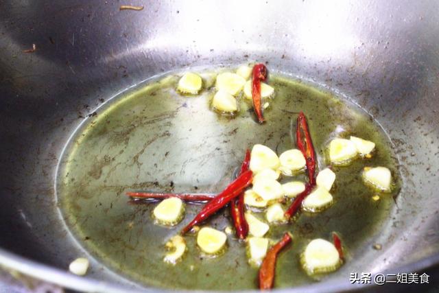 豆芽没炒熟有毒吗，怎么知道豆芽炒熟没（直接下锅炒豆芽就错了）