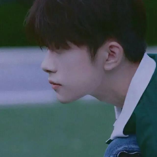 易烊千玺的图片，易烊千玺头像微信（喜欢这个词太肤浅我对你的感觉不止如此）