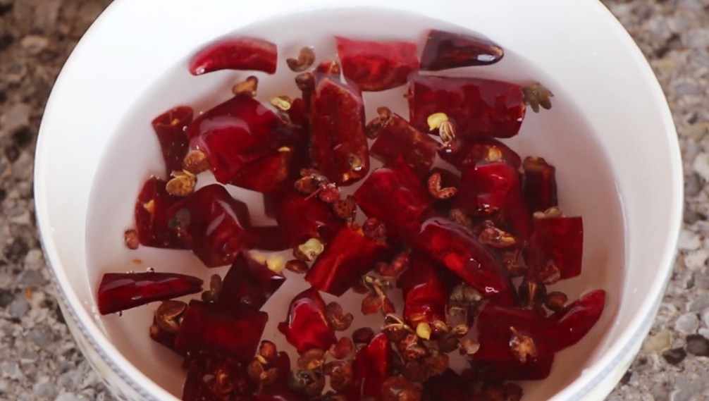 图片[3]-【干煸肥肠】做法步骤图 外焦香里嫩 没有一点腥味-起舞食谱网