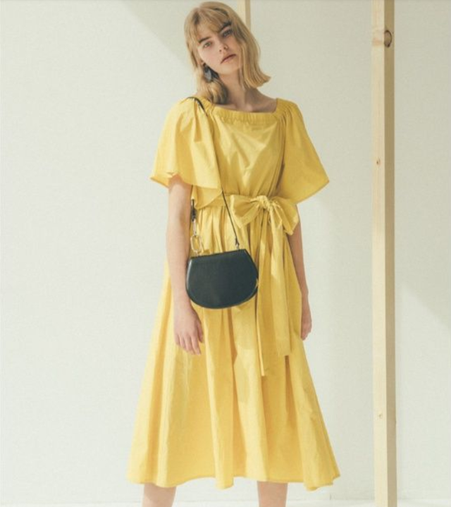 snidel属于什么档次，snidel属于几线品牌（站在门口玩手机的男人）