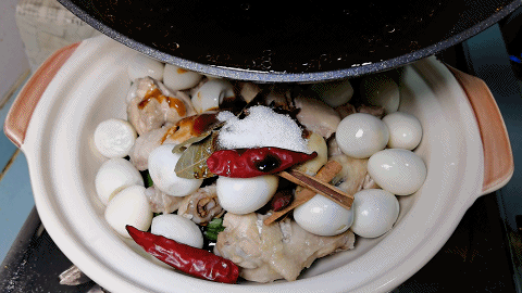 炖鸡翅的家常做法，啤酒炖鸡翅的家常做法（简单处理放砂锅一焖）