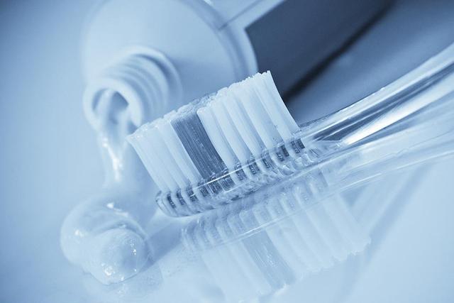 记号笔用什么能擦掉，油性记号笔用什么可以擦掉（白板上记号笔迹怎么去除）