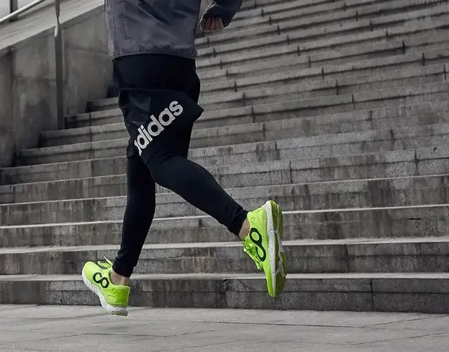 耐克运动鞋价格，耐克鞋一般多少钱（同款材质、高颜值的运动鞋）