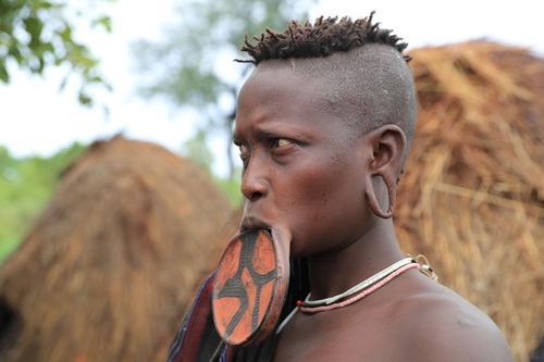 唇盘族是怎么弄的,盘唇族为什么盘唇(嘴唇上盘子的尺寸越大)