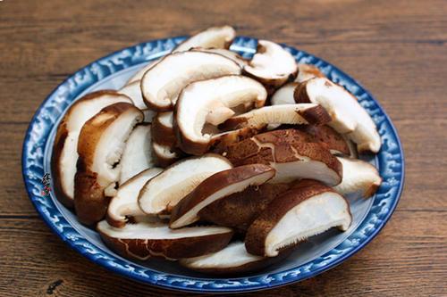 清炖整只鸡汤的做法，清炖整只鸡汤的做法大全（要给家人喝清炖鸡汤）