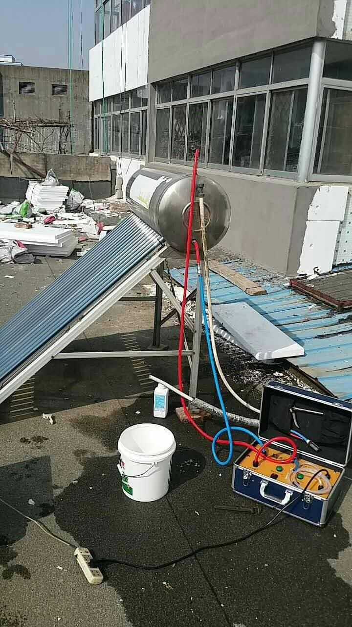 壁挂式太阳能热水器清洗教程（太阳能热水器清洗方法）
