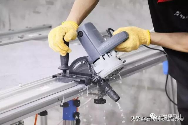岩板是什么材料，岩板是什么材料合成的（一篇文章为你解答）