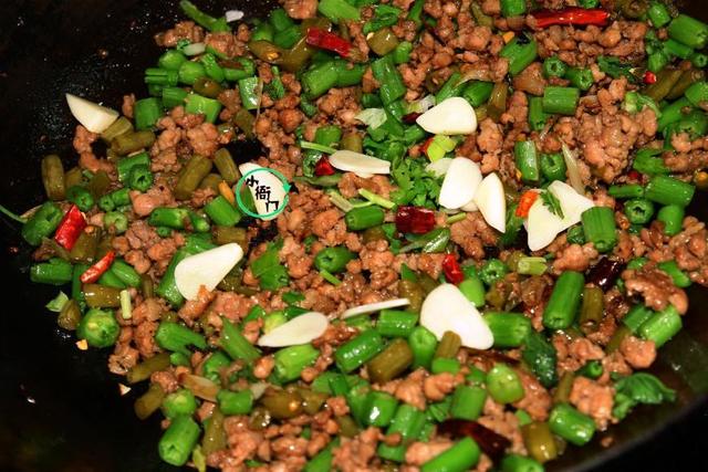 老南瓜炒肉如何做好吃，老南瓜炒肉如何做好吃又简单（南瓜最好吃的不是果实是这个部位）