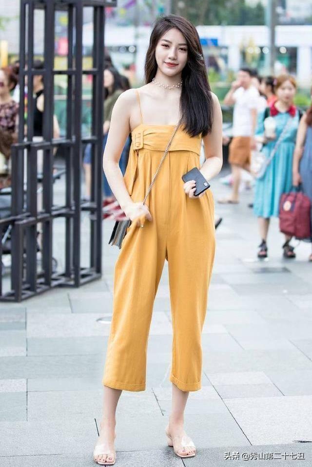 男女生开车的段子，男女朋友搞笑段子对白（小红和她男友开车出去兜风）