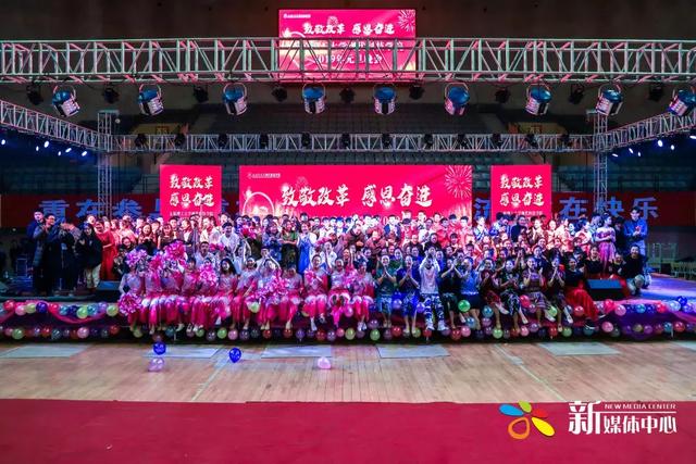 外婆的澎湖湾串词，外婆的澎湖湾串词主持人（2019元旦晚会）