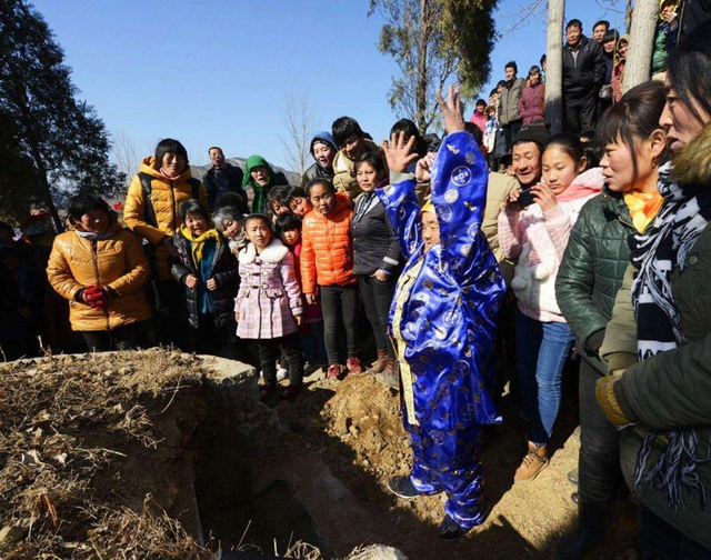 人死后为什么要穿寿衣，人死后为什么要穿寿衣戴帽子（为什么一定要穿着寿衣才能下葬）