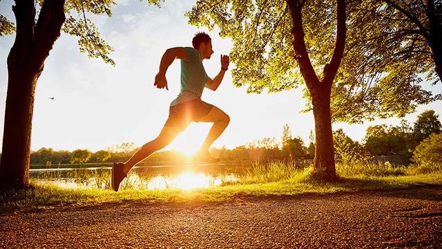 如何跑步不伤膝盖，如何正确跑步不伤膝盖（做好这7点，从此远离膝盖伤痛）