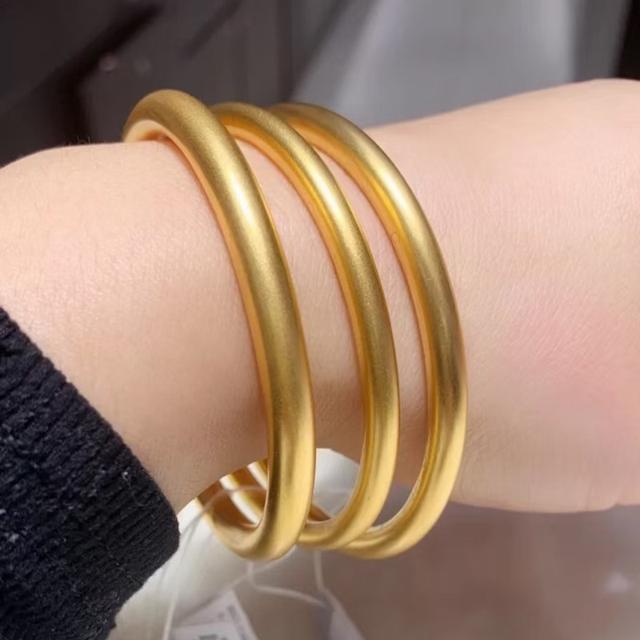 老凤祥为啥比周大福便宜，老凤祥和周大福哪个贵（黄金首饰零售价从600已经降到470一克）