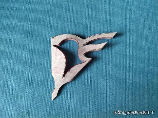 简易剪纸花-先折纸！，花用折纸怎么剪（分享漂亮的手帕剪纸）