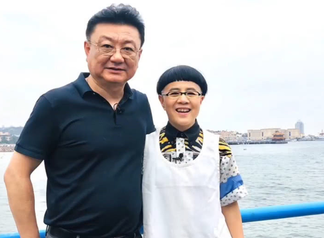 54岁金龟子刘纯燕暴瘦，路边热舞给阿尔法新歌打榜，锥子脸认不出