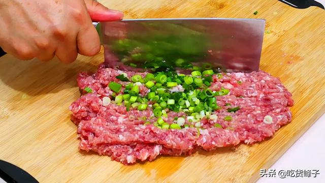 茄子馅饺子的做法，茄子水饺的做法（比肉饺子还香还好吃）