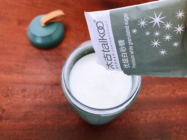 怎么自制老酸奶，自制老酸奶简单步骤（在家也能做出浓稠拉丝的老酸奶）