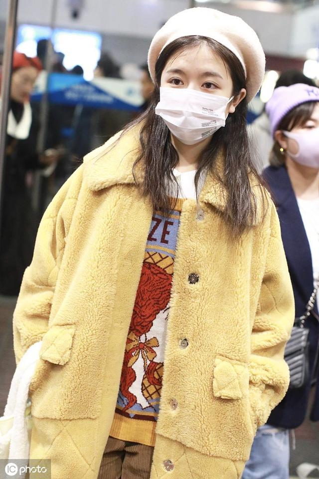 黄色外套配什么帽子,帽子配什么衣服好看(李兰迪黄色外套清纯甜美)