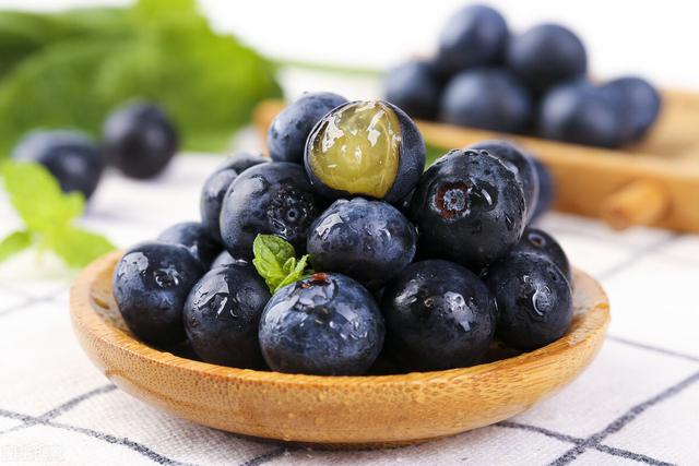 蓝莓吃多了会怎么样，蓝莓吃多了会怎么样呢（但是吃蓝莓也是有禁忌的）