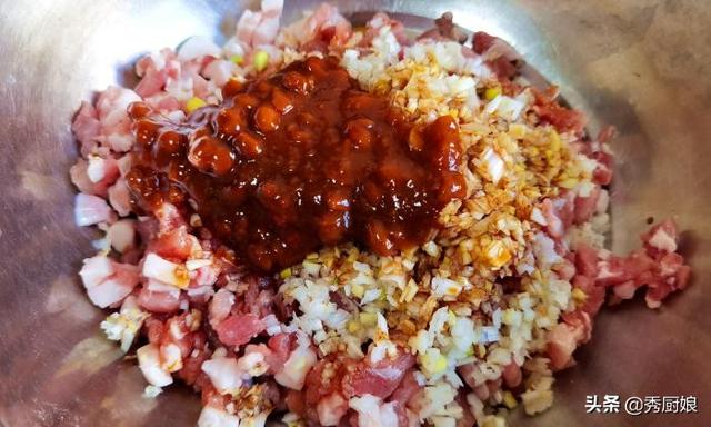白菜肉馅包子怎么拌馅，大白菜馅包子的家常做法（记住老师傅的“2放2不放”）