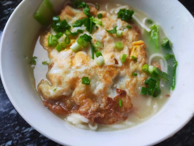 华兴街煎蛋面的做法，怎么做煎蛋面（用这方法做清汤煎蛋面）