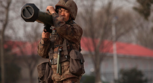 大张伟被戚薇抓中要害，戚薇抓大张伟（包文婧自嘲1加4不会做）