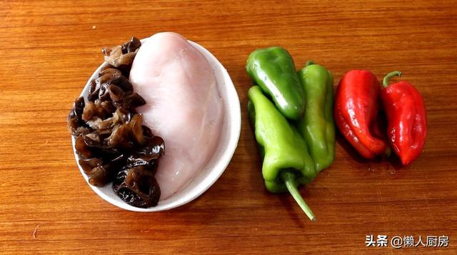 木耳炒鸡的做法怎么样做最好吃，木耳炒鸡的做法怎么样做最好吃窍门（不会做饭的人也能学会）