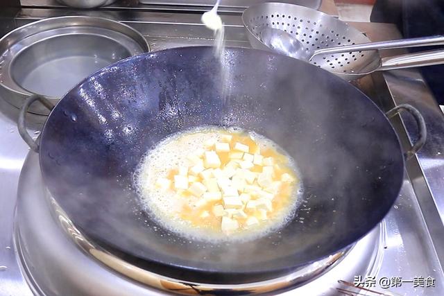 咸鸭蛋怎么做好吃，咸鸭蛋怎么做好吃又简单视频（豆腐和咸鸭蛋烧一盘、营养极高）