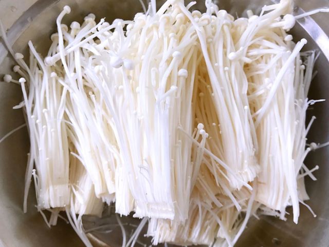 怎样做美味的豆腐皮金针菇卷，怎么做豆腐皮卷金针菇（酱烧金针菇豆皮卷）