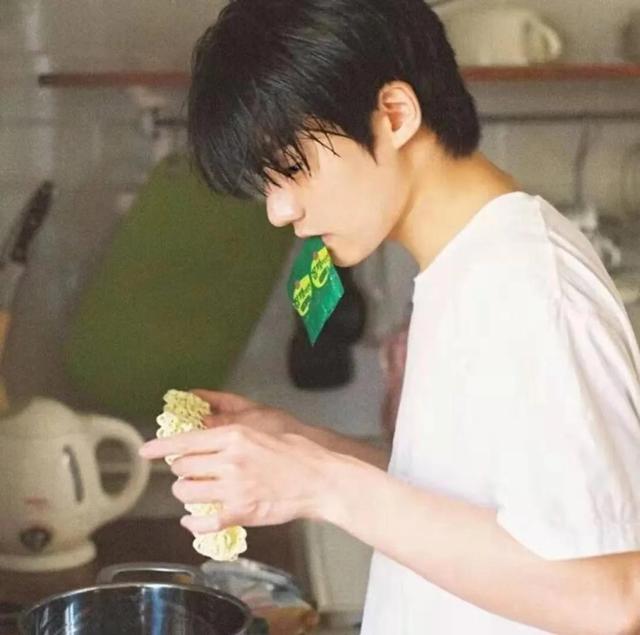 airpods电量怎么看，ins成熟帅气真人魅力男生头像 远渡人间惊鸿宴微信（分享：帅气超A·男生头像）