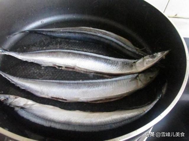 秋刀鱼怎么做，冷冻秋刀鱼的做法,最好吃又简单（这款简单的秋刀鱼做法很美味的）
