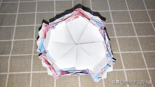 最简单的雨伞折纸方法图解，折纸教程：带爱心的小花伞