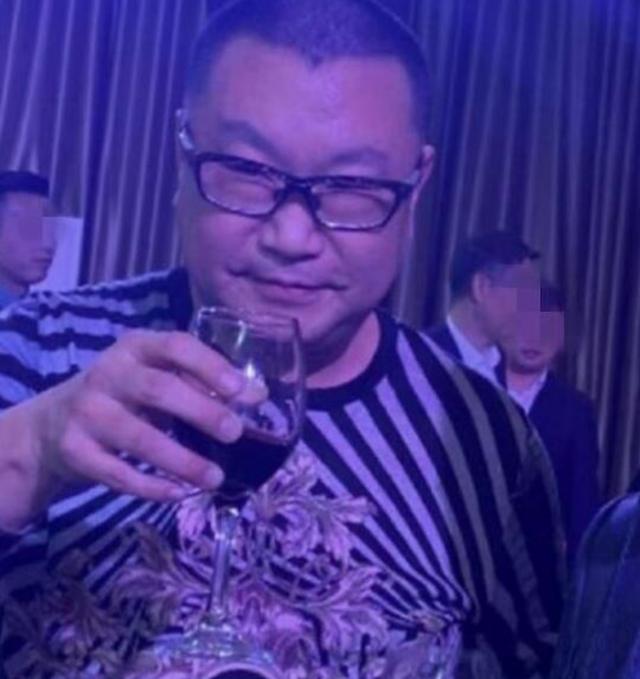 出狱的尹相杰怎么样了，51岁尹相杰复出登台献唱