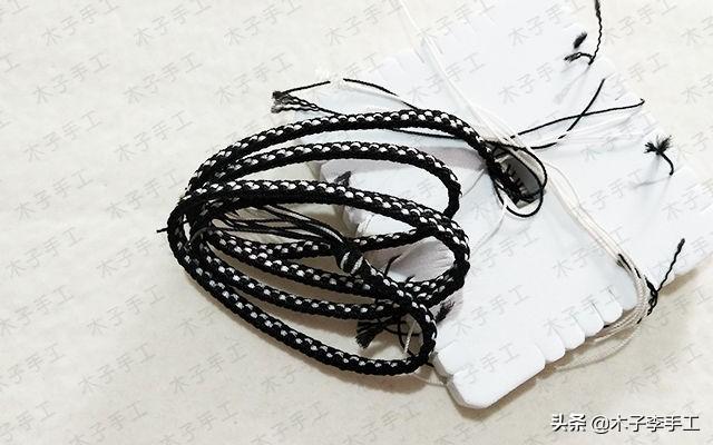 手机挂绳怎么装在手机壳上，手机壳怎么穿挂绳（用方形盘编器做的手机挂绳的编法图解）