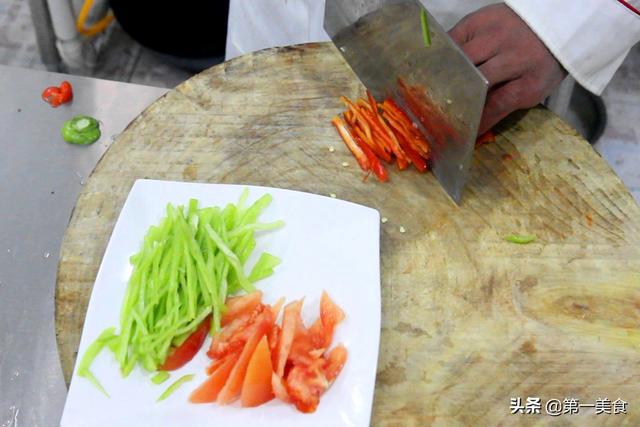 茄子怎么炒好吃又简单的做法，红烧茄子怎么炒好吃又简单的做法（常年不吃油腻菜的婆婆、把茄子这样一炒）