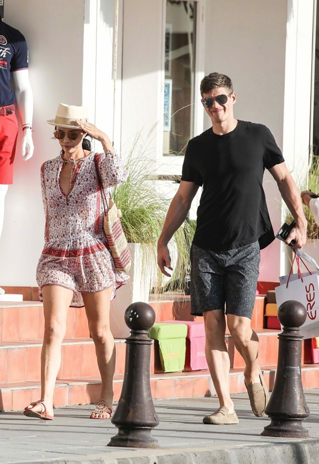 刘玉玲是谁的老婆，刘玉玲是谁（50岁邓文迪与小27岁男模分手）