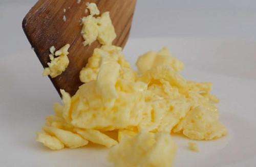 【牛奶炒鸡蛋】做法步骤图 营养价值高   非常受小孩欢迎-起舞食谱网