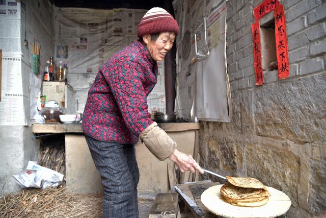 烙煎饼的方法，煎烙饼的做法大全图解窍门（河南大妈用小米烙煎饼）