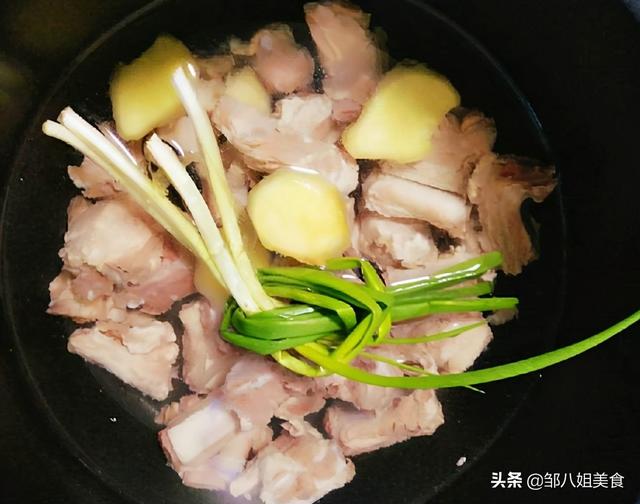 清炖排骨怎么炖，清炖排骨怎么炖才好吃呢又嫩又香呢视频（炖好后肉不发柴）