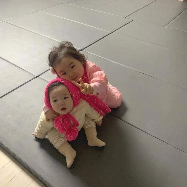 黄夏温哪里人，黄夏温人字拖同款（哈温的拍照姿势还是很专业的）