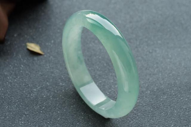 戴玉镯有什么好处，戴玉镯子的好处有哪些（戴玉镯的好处和禁忌大盘点）