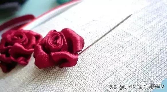 丝带玫瑰花教程，漂亮的丝带玫瑰蝴蝶结发卡（缝制精致好看的玫瑰丝带绣）