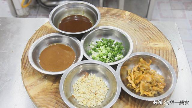武汉热干面的做法，正宗武汉热干面酱料做法（街边5块钱一碗的热干面）