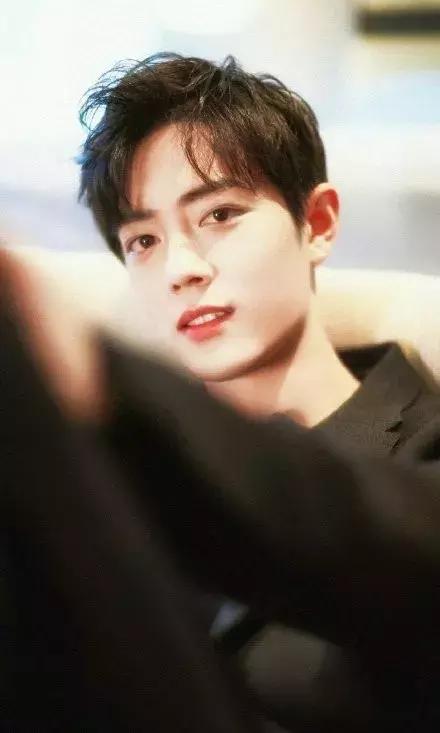 ckj眼镜架属于什么档次，ckj眼镜是什么价位（肖战在眼睛上动了什么手脚）