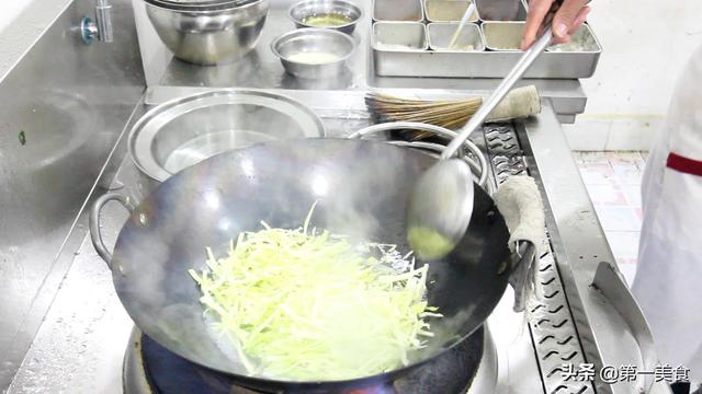 圆白菜炒粉丝的做法，圆白菜炒粉家常做法（包菜炒粉条粉怎么做更好吃）