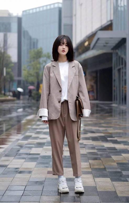 格子西服配老爹鞋好看吗，格子西服配老爹鞋好看吗男（分享老爹鞋最流行的3种搭配）